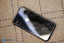 موبایل های پرچمدار سال 2018 از پنل پشتی شیشه ای بهره خواهند برد
