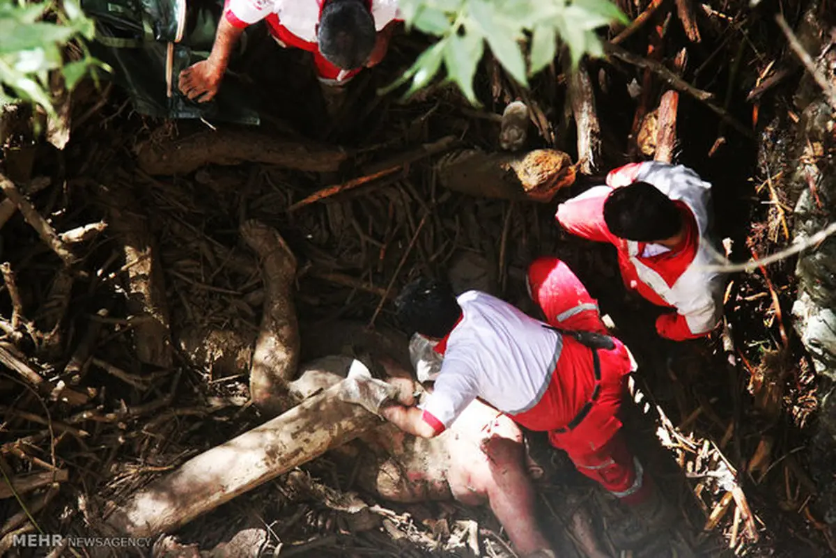 قربانی سیل دیروز در میان گل و لای / عکس 18+