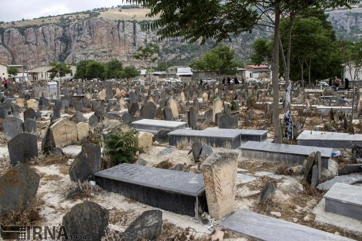 تصاویر / گورستان تاریخی که اموات جدید هویتش را تهدید می‌کنند