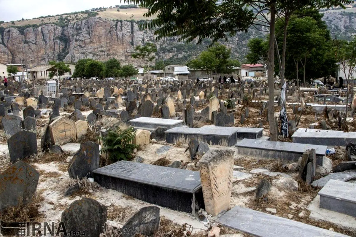 تصاویر / گورستان تاریخی که اموات جدید هویتش را تهدید می‌کنند