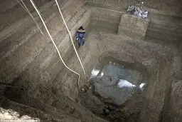 آرامگاه 2500 ساله اسب ها با کالسکه + تصاویر
