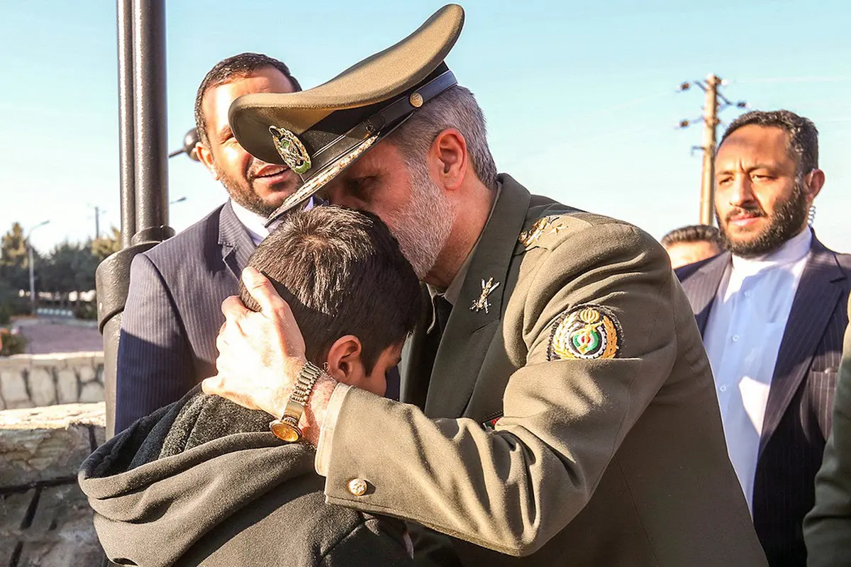 تصاویر / کودکی که امیر سرتیپ حاتمی او را به آغوش کشید