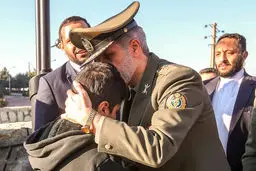 تصاویر / کودکی که امیر سرتیپ حاتمی او را به آغوش کشید