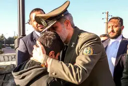 تصاویر / کودکی که امیر سرتیپ حاتمی او را به آغوش کشید