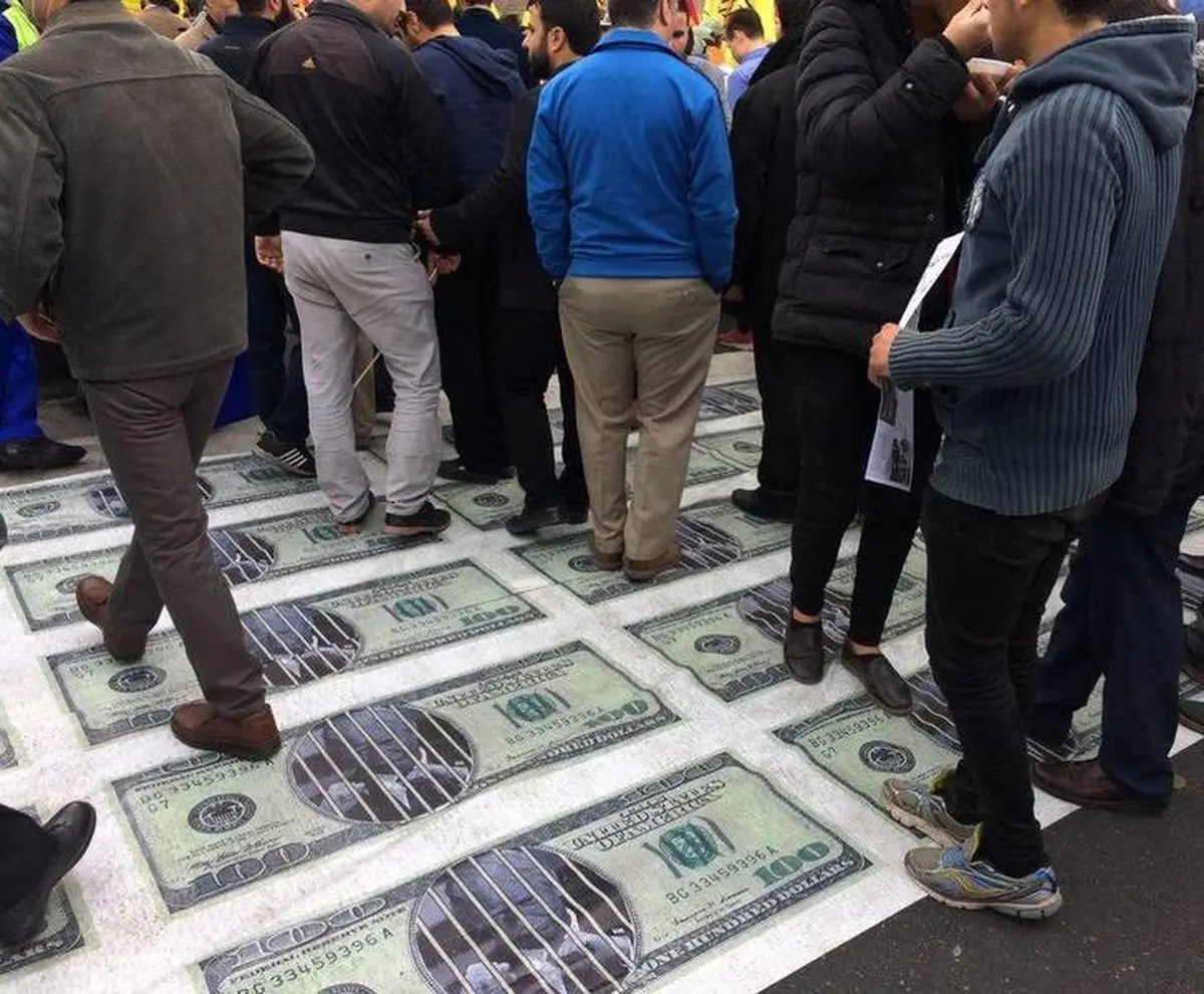 دلارهای آمریکایی زیرپای مردم / عکس