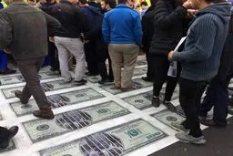 دلارهای آمریکایی زیرپای مردم / عکس