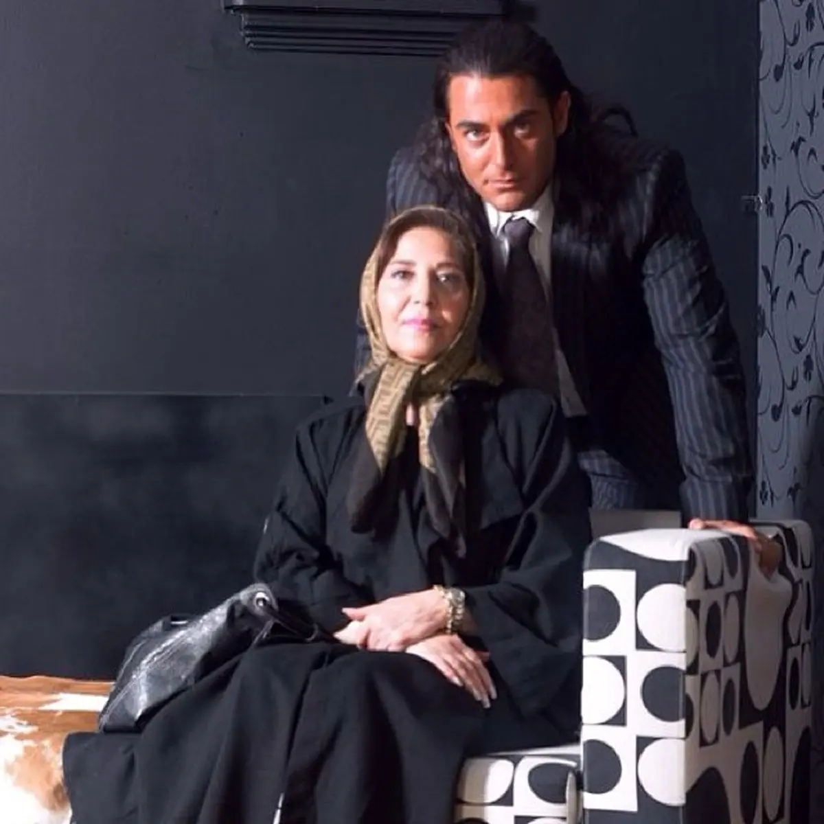 محمدرضا گلزار در کنار مادرش در سال های دور /عکس