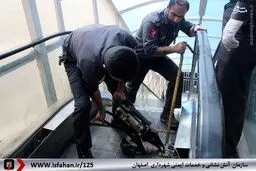 پله برقی یک کارگر را بلعید/تصاویر