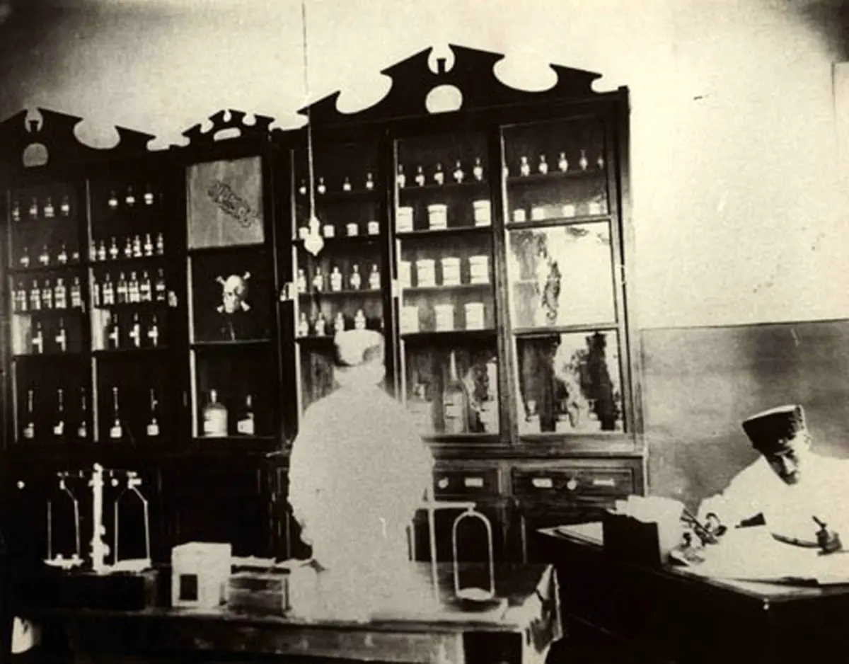 داروخانه‎ در تهران سال ۱۳۰۰/تصویر