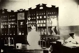 داروخانه‎ در تهران سال ۱۳۰۰/تصویر