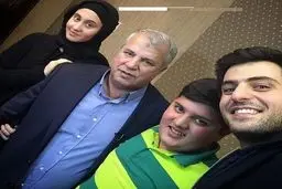 علی پروین در کناره نوه‌هایش/عکس