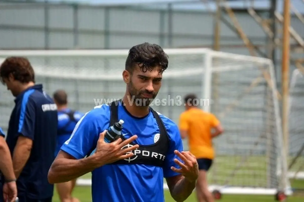 کُری‌خوانی رضائیان برای استقلالی‌ها با لباس‌آبی/ عکس