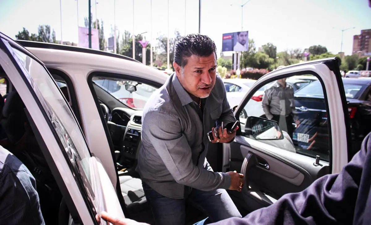 علی دایی و این همه موبایل/عکس