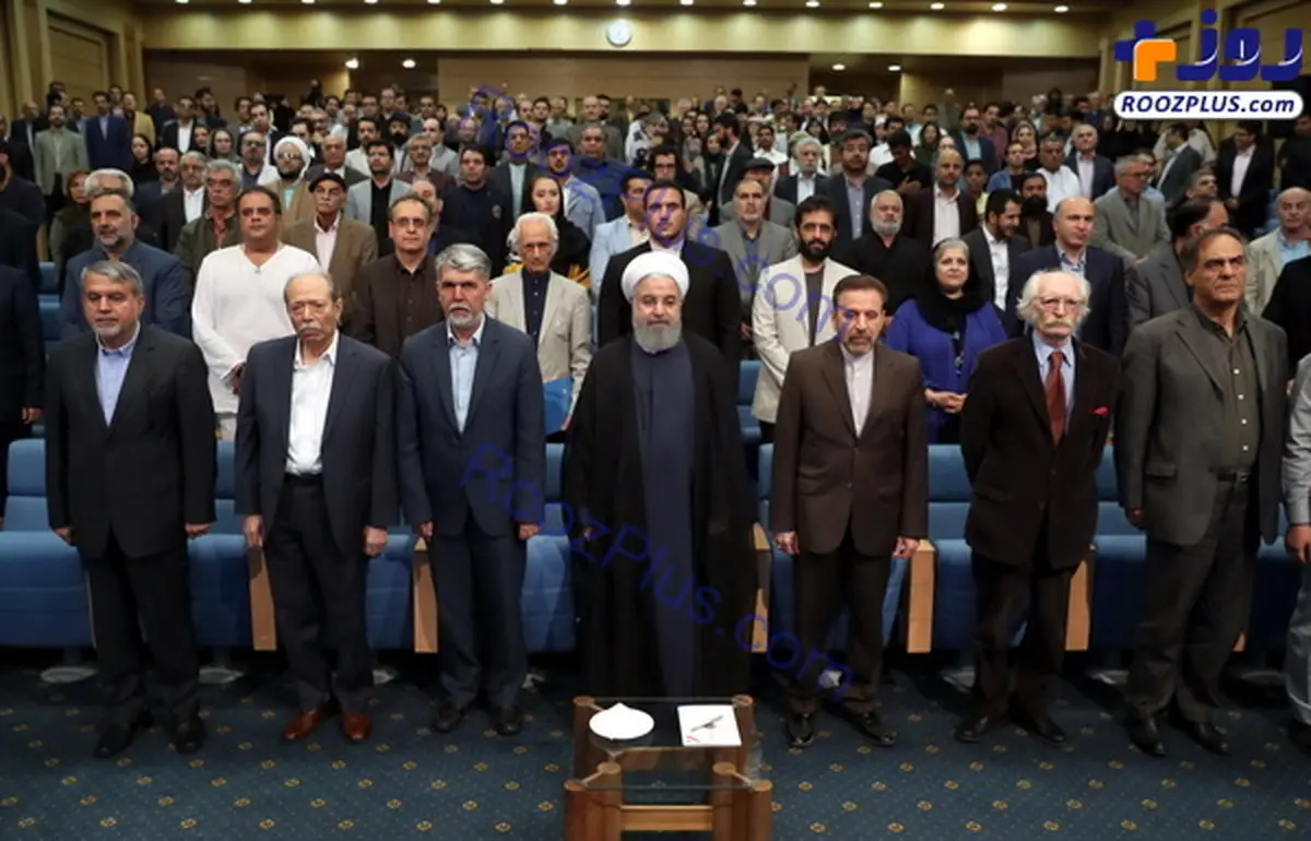 تصویری از تیپ خاص آقای نویسنده در کنار رییس جمهور روحانی