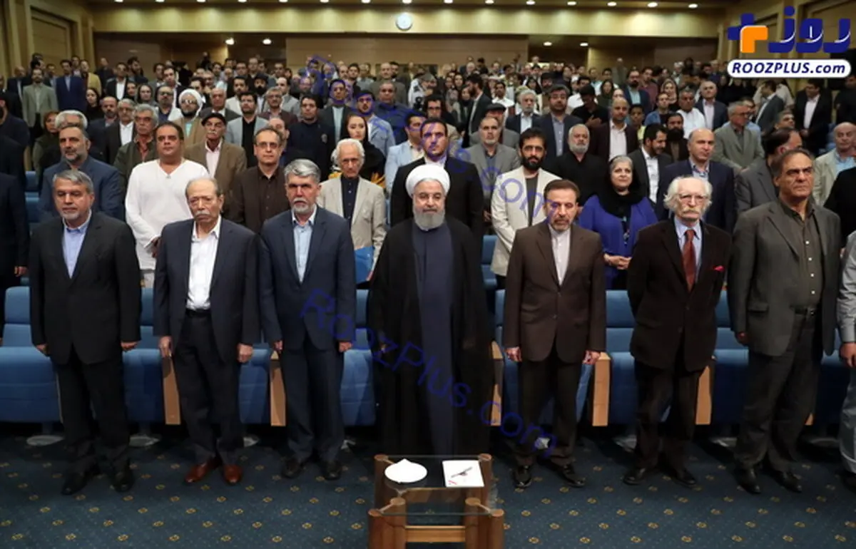 تصویری از تیپ خاص آقای نویسنده در کنار رییس جمهور روحانی