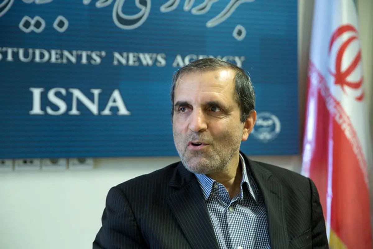 نماینده‌ای که با تاکسی و مترو در شهر تردد می‌کند