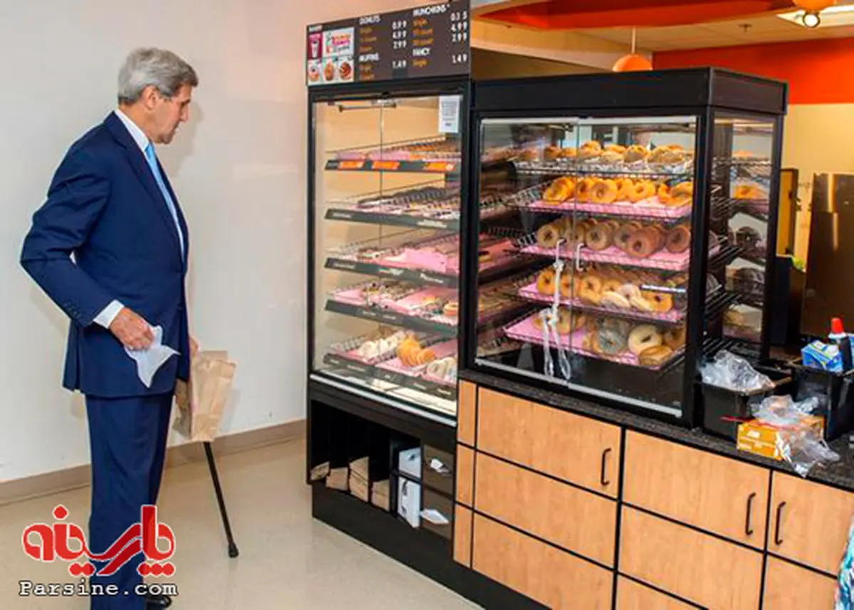 عکس: جان کری در حال خرید پیراشکی