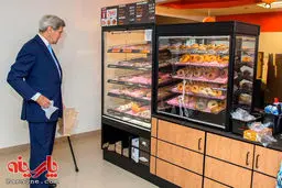 عکس: جان کری در حال خرید پیراشکی