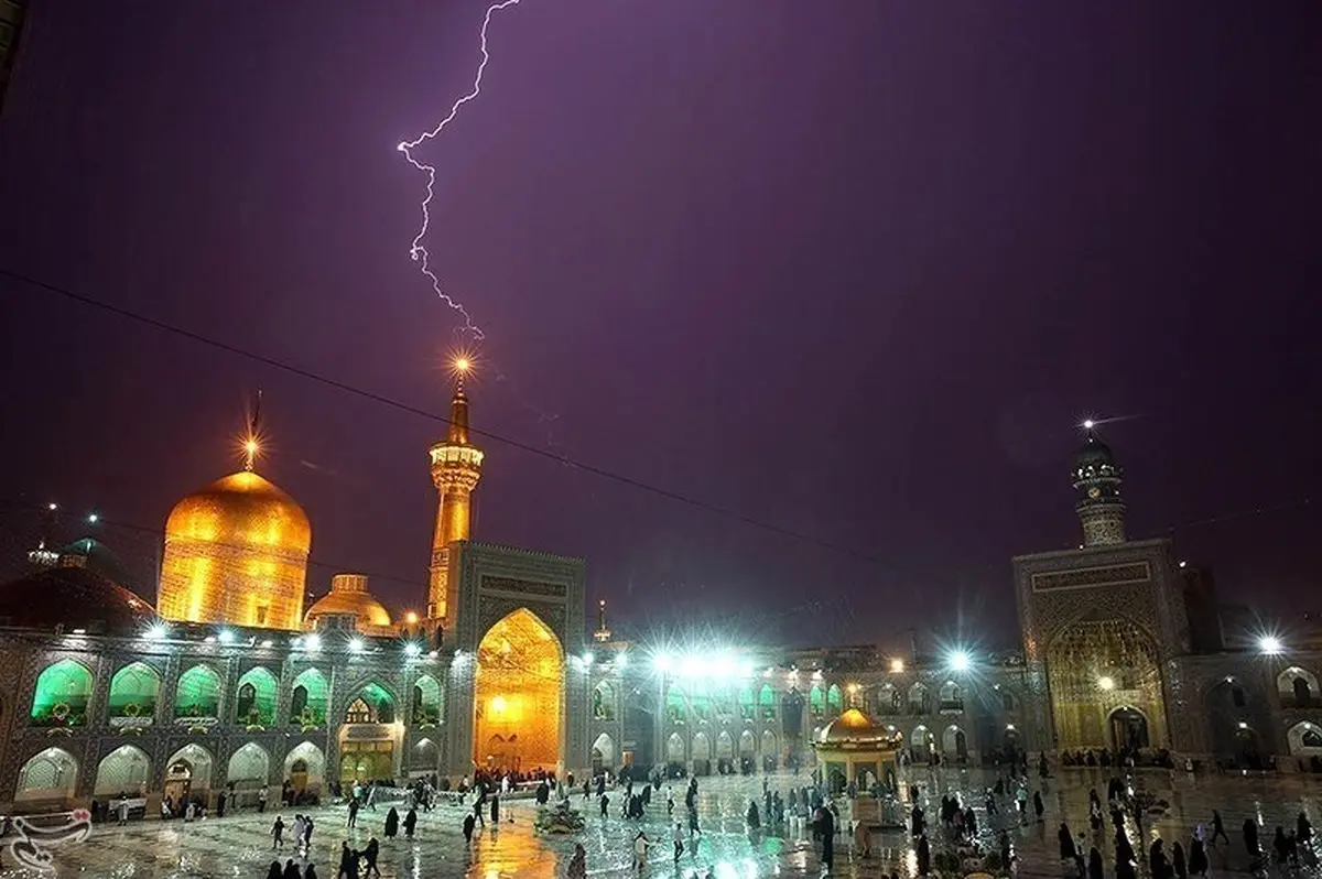 حال و هوای زائران حرم امام رضا(ع) زیر باران رحمت الهی/تصاویر