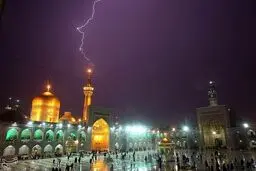 حال و هوای زائران حرم امام رضا(ع) زیر باران رحمت الهی/تصاویر