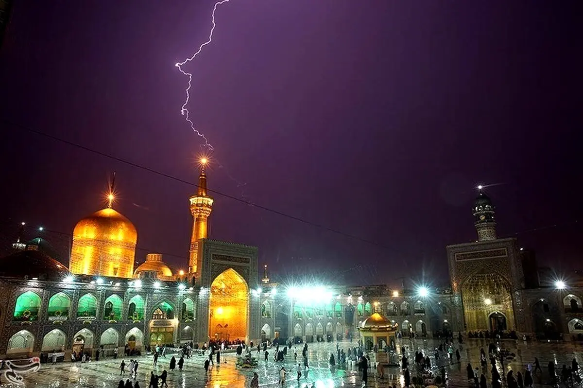 حال و هوای زائران حرم امام رضا(ع) زیر باران رحمت الهی/تصاویر