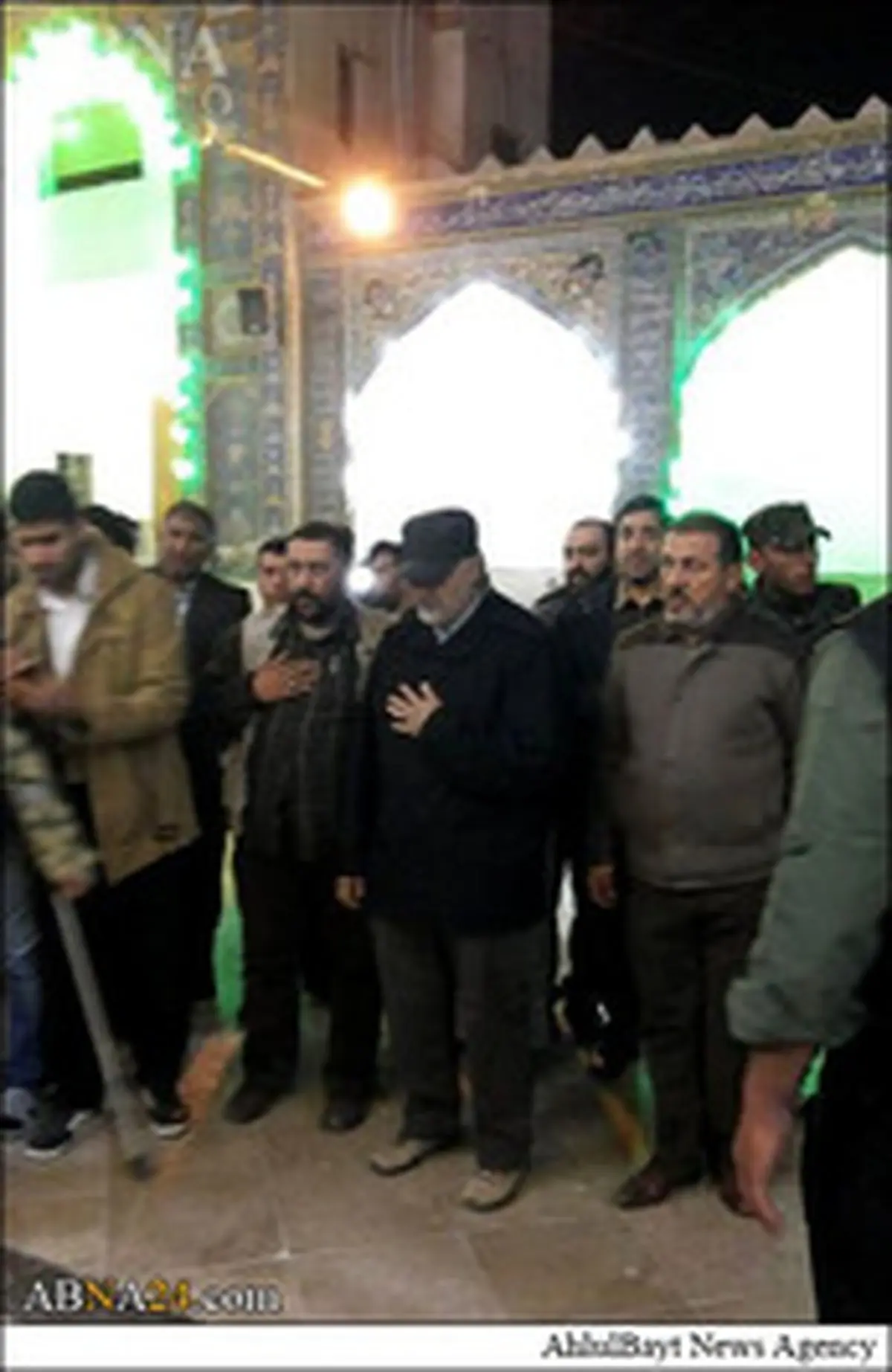 تصویر منتشر نشده از «سردار سلیمانی» در حرم امامین عسکریین(ع)/عکس