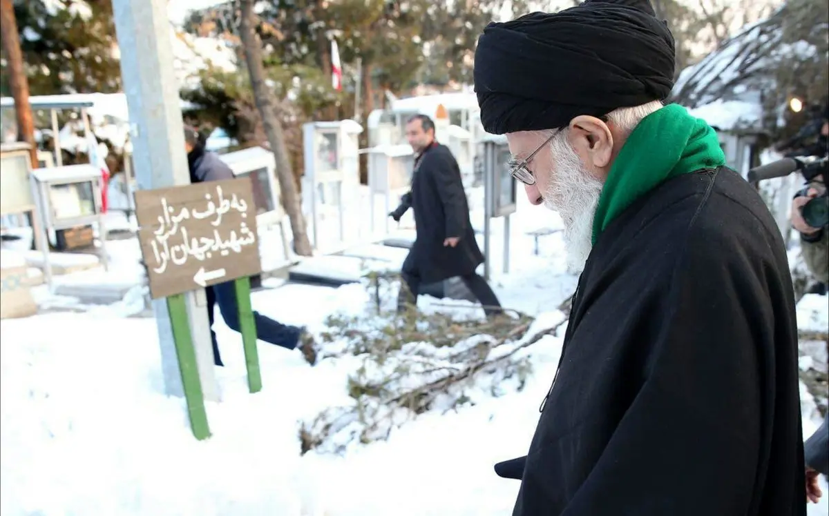 تصویری از حضور رهبرانقلاب اسلامی در گلزار شهدا