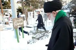 تصویری از حضور رهبرانقلاب اسلامی در گلزار شهدا