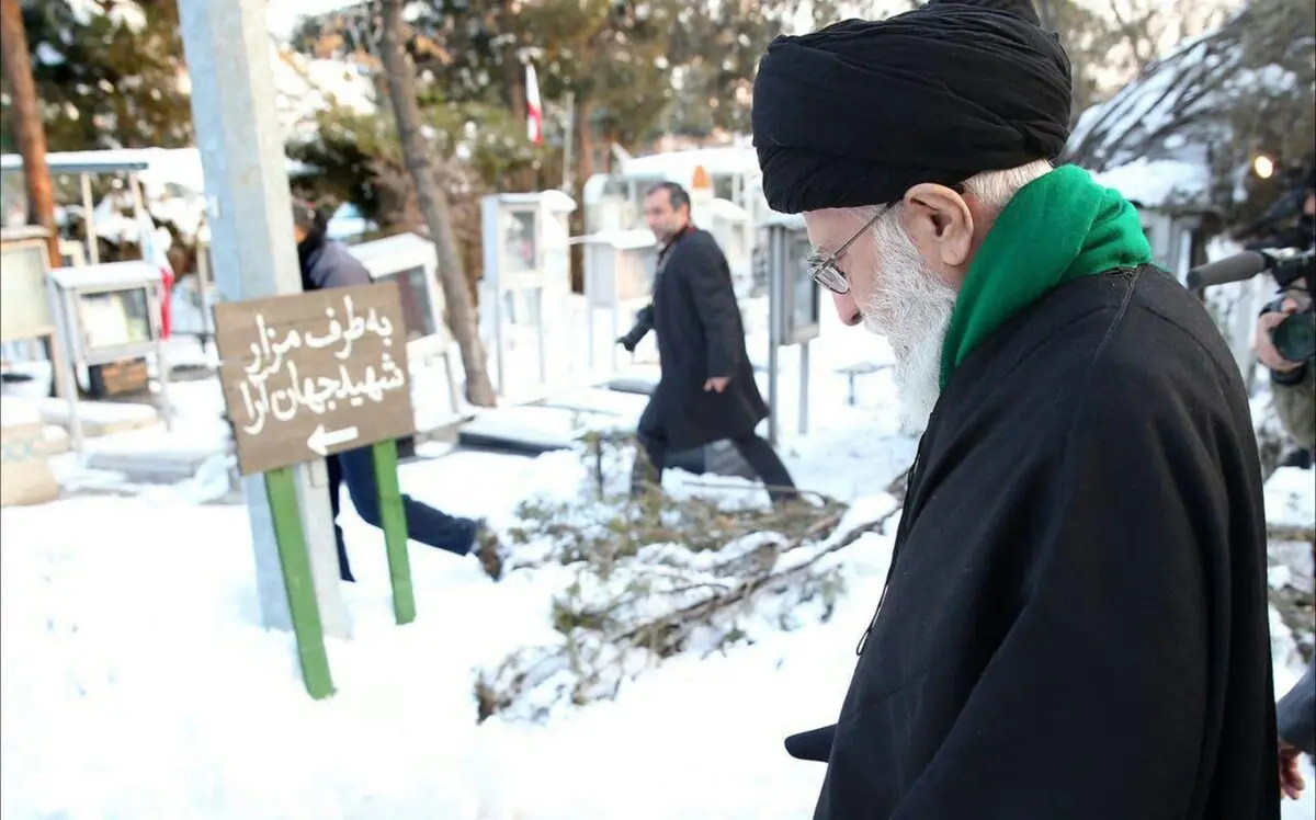 تصویری از حضور رهبرانقلاب اسلامی در گلزار شهدا