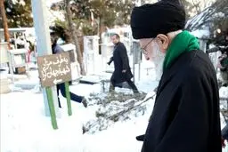تصویری از حضور رهبرانقلاب اسلامی در گلزار شهدا
