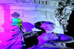 میدان جمهوری به تسخیر جلیقه زردها در آمد / عکس