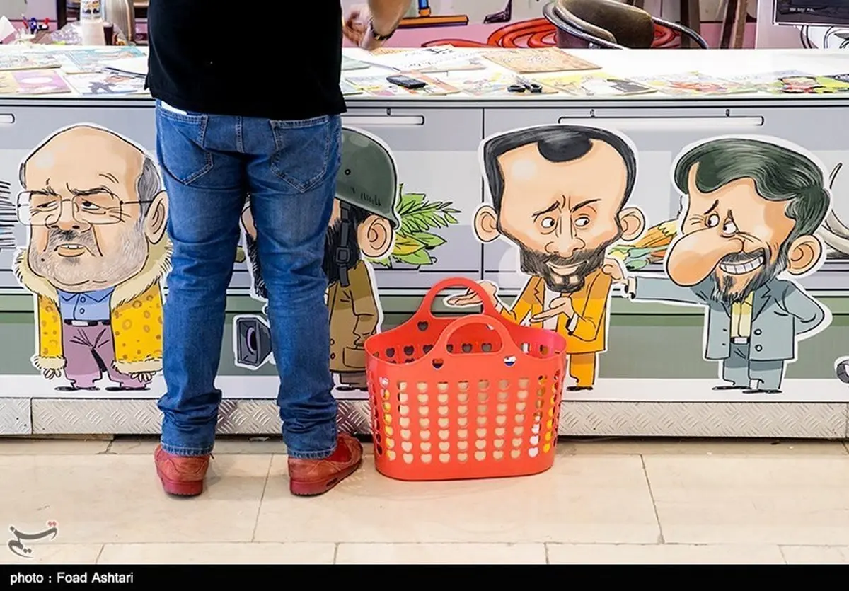 حمید بقایی و زنبیل قرمزش در نمایشگاه مطبوعات /عکس