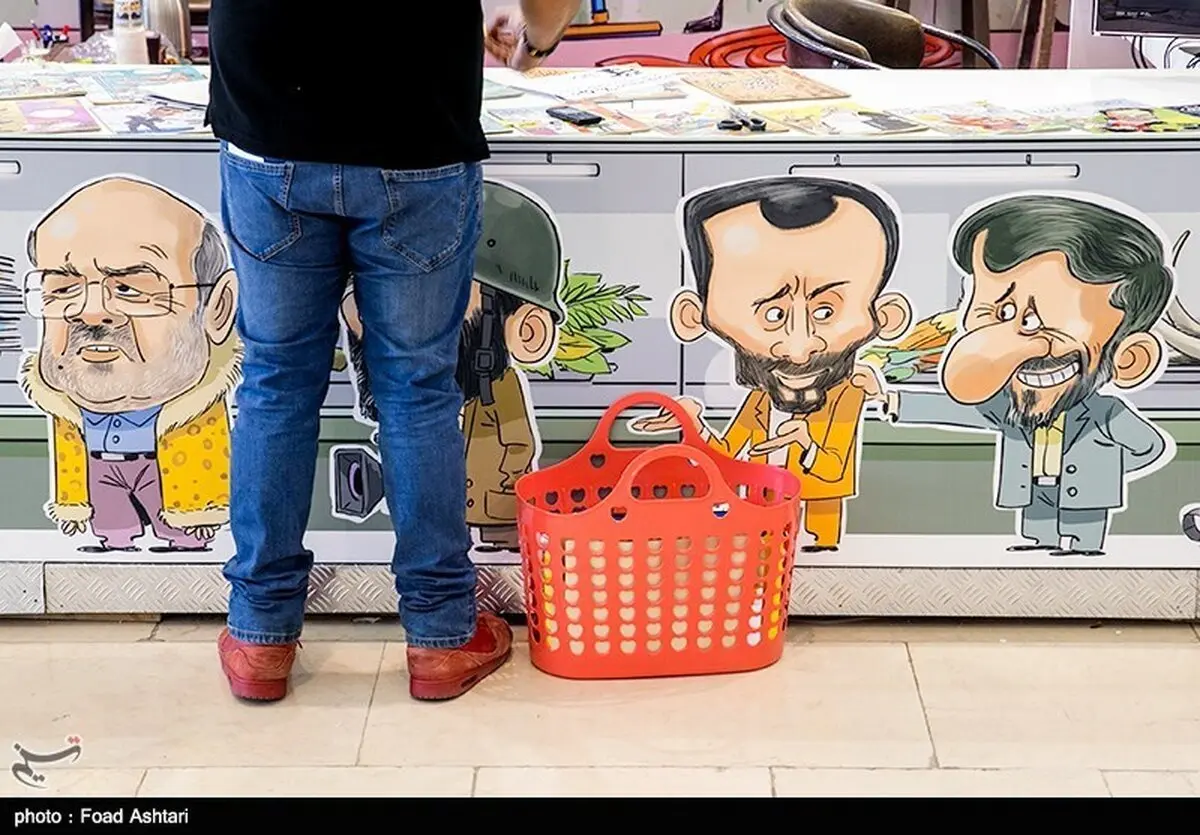حمید بقایی و زنبیل قرمزش در نمایشگاه مطبوعات /عکس