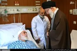 عیادت رهبر انقلاب از حجت‌الاسلام‌ گلپایگانی/ عکس