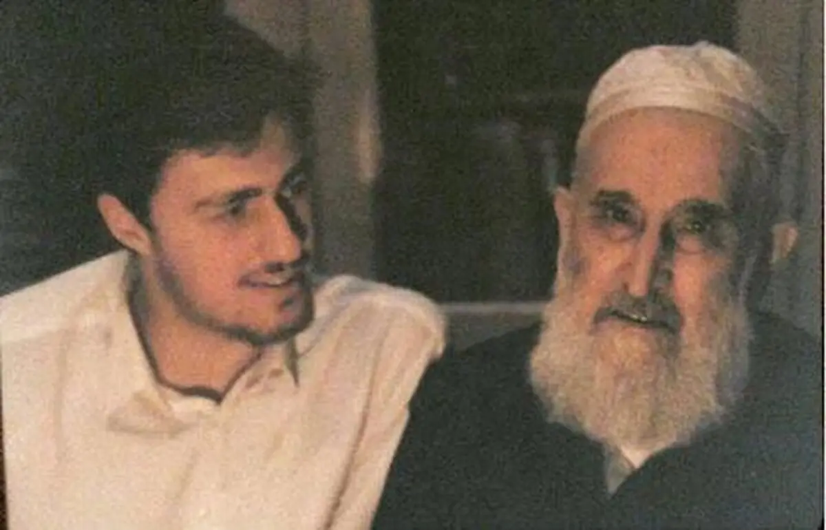 عکسی از جوانی سید حسن خمینی در کنار پدر بزرگ مادری