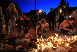 روشن کردن شمع برای ابراز همدردی با خانواده قربانیان حادثه تروریستی منچستر/عکس