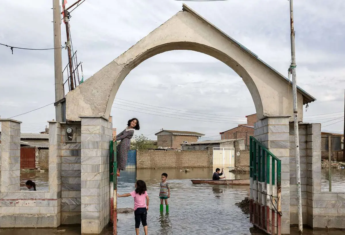 عکس/ کودک سیل زده بالای در ورودی قبرستان قوش تپه گلستان