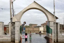 عکس/ کودک سیل زده بالای در ورودی قبرستان قوش تپه گلستان
