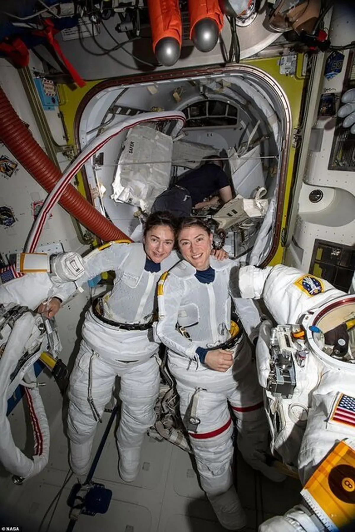 فضانورد زن رکورددار حضور در فضا به زمین بازمی‌گردد