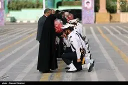 عکس/ دستبوسی مادر به سبک نیروهای مسلح