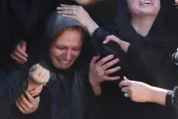 گلاره عباسی در نمایی از فیلم پدران