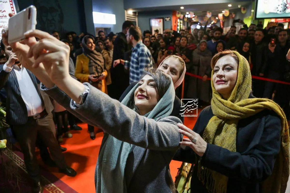 عكس: سلفي مریلا زارعی و هانیه توسلی با تماشاگران