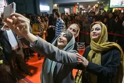 عكس: سلفي مریلا زارعی و هانیه توسلی با تماشاگران