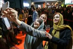 عكس: سلفي مریلا زارعی و هانیه توسلی با تماشاگران
