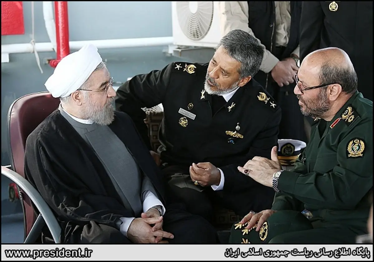 گفت‌وگوی روحانی، وزیر دفاع و فرمانده نیرودریایی ارتش/ عکس