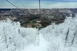 تصویری زیبا از تله کابین نمک آبرود در برف و یخبندان