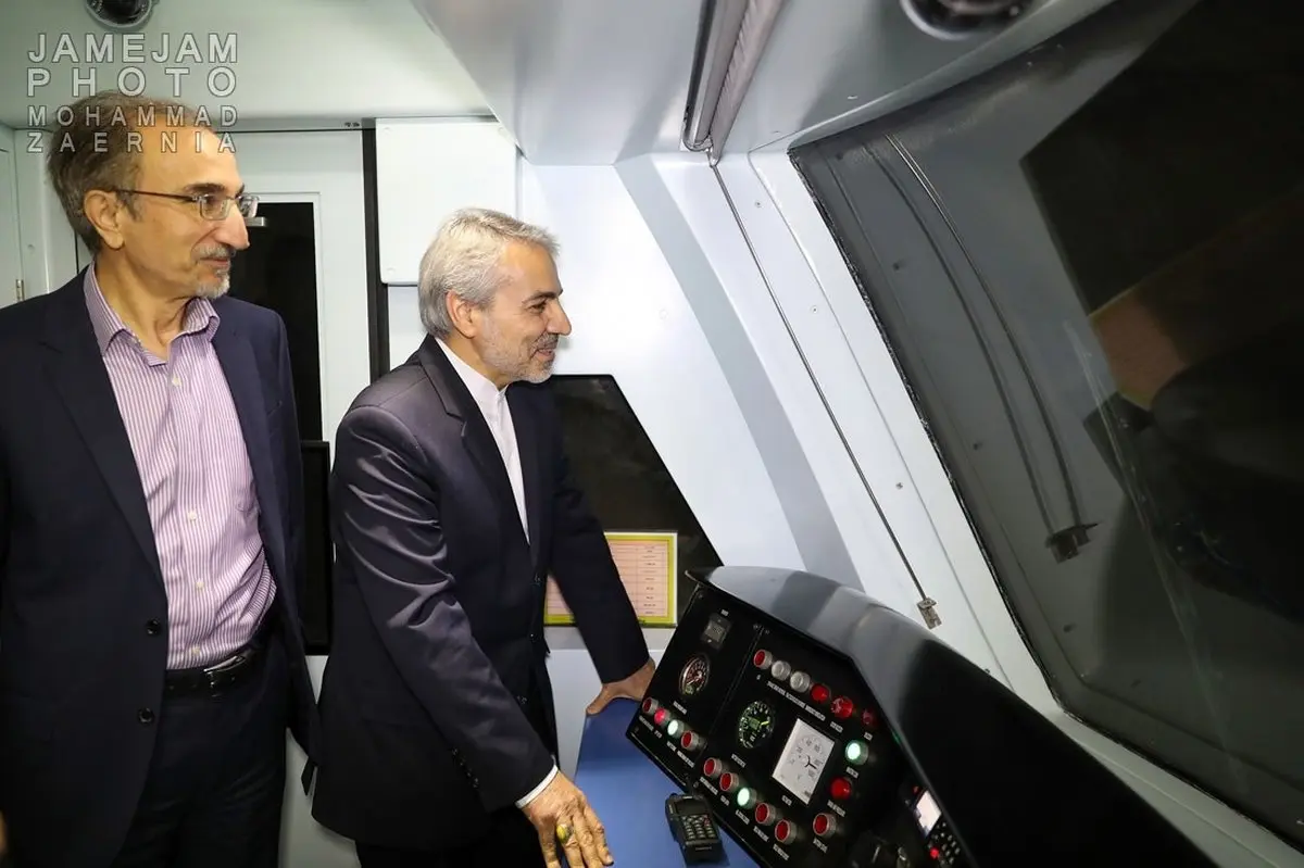 مترو سواری معاون رییس جمهور در مشهد/تصاویر