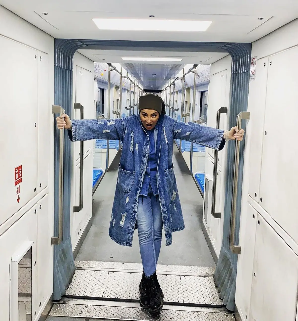 فریاد بهاره افشاری تنها در مترو! + عکس