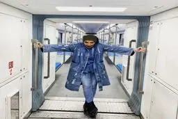 فریاد بهاره افشاری تنها در مترو! + عکس