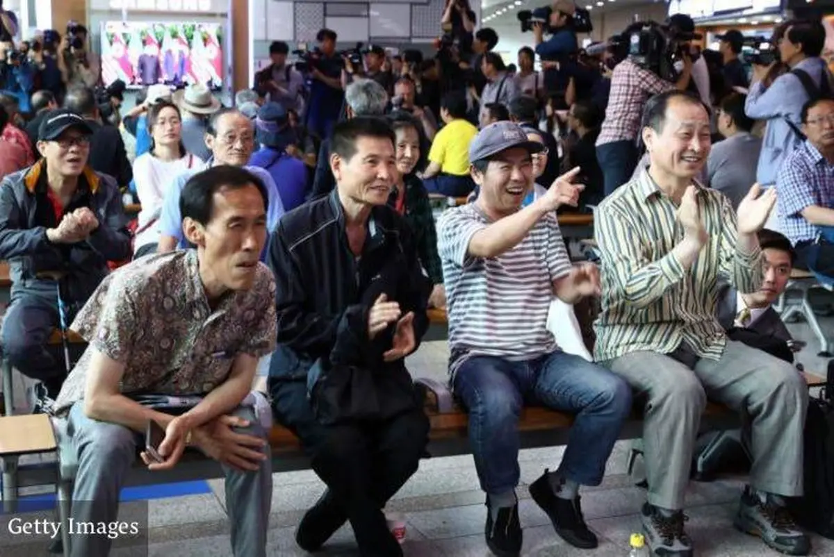 تصویری از واکنش جالب مردم کره جنوبی به لحظه دیدار ترامپ و اون